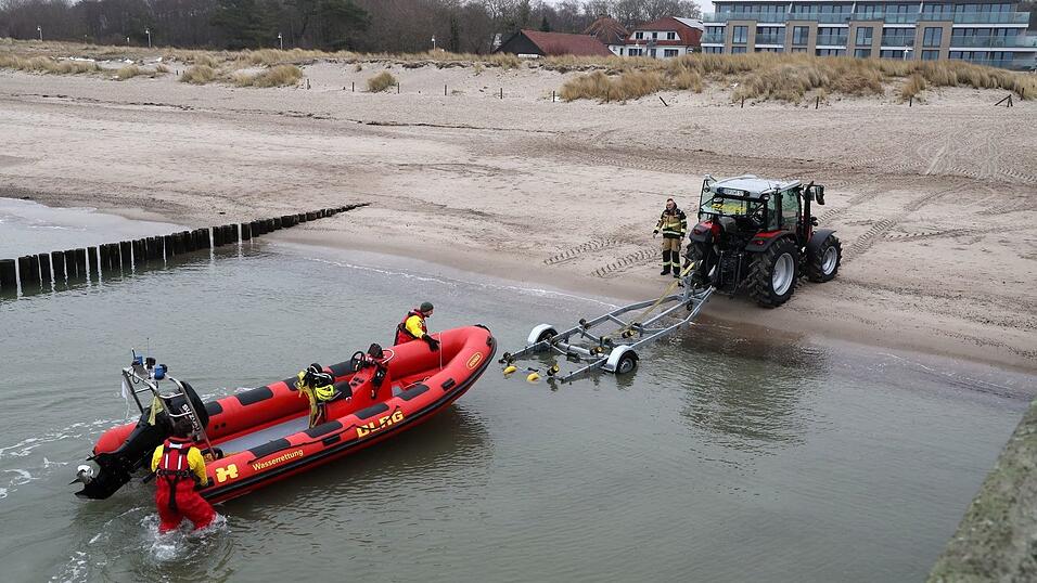 Ein Rettungsboot der DLRG war bei der Suche nach dem Winterbader im Einsatz. Ein Rettungsboot der DLRG war bei der Suche nach dem Winterbader im Einsatz.