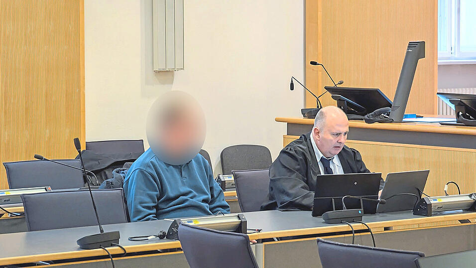 Der 47-j&auml;hrige Angeklagte, hier neben Anwalt Michael Zahareas, kann sich Hoffnungen auf eine betreute Wohngruppe machen.