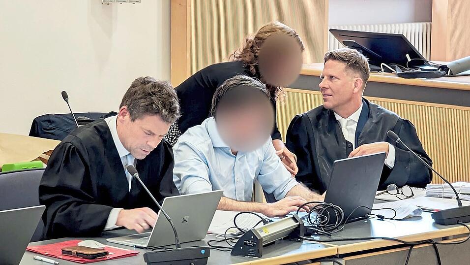 Die Verteidiger Philip Schelling (r.) und Georg Karl forderten erneut die Freilassung ihres Mandanten.