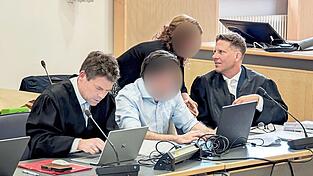 Die Verteidiger Philip Schelling (r.) und Georg Karl forderten erneut die Freilassung ihres Mandanten.
