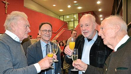B&uuml;rgermeister Hans Sailer (2. v. l.) stie&szlig; mit den drei B&uuml;rgermedaillentr&auml;gern auf das neue Jahr an (v. l.): Georg Rock, Heiner Barth und Adolf Widmann.
