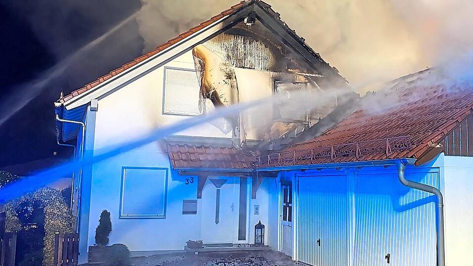 Nach dem Brand ist das Haus unbewohnbar. Nach dem Brand ist das Haus unbewohnbar.