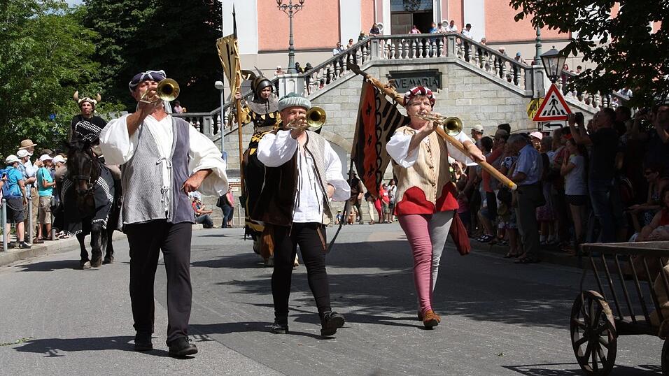 Die schönsten Augenblicke des historischen Drachenstich-Festzuges 2016. Die schönsten Augenblicke des historischen Drachenstich-Festzuges 2016.