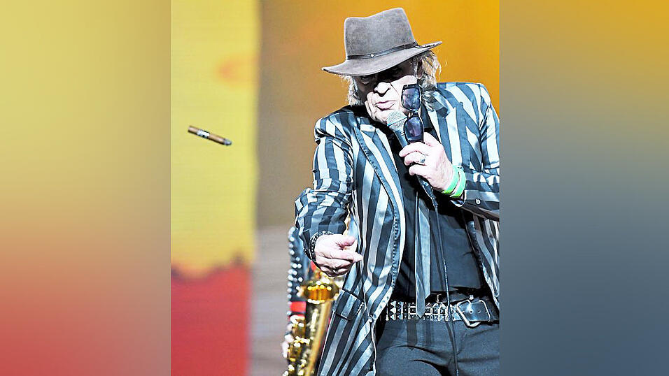 Schlagzeuger werfen am Ende ihre Trommelst&ouml;cke ins Publikum, Udo Lindenberg seine Zigarre.