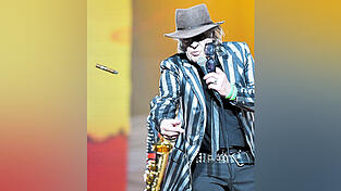 Schlagzeuger werfen am Ende ihre Trommelstöcke ins Publikum, Udo Lindenberg seine Zigarre. Schlagzeuger werfen am Ende ihre Trommelstöcke ins Publikum, Udo Lindenberg seine Zigarre.