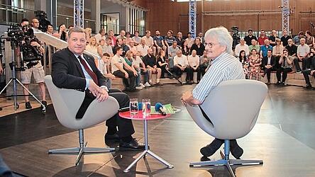 Kurz vor Sendungsbeginn: Bayerns Bau- und Verkehrsminister Christian Bernreiter (l.) und BN-Landesvorsitzender Richard Mergner sind die prominenten Gäste, die sich den Fragen des Publikums stellen.