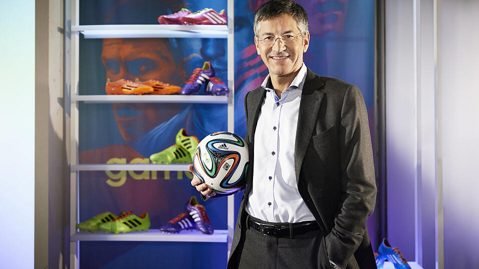 Herbert Hainer mit dem offiziellen WM-Ball von adidas, den Brazuca.