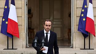 Der zurückgetretene Premier soll in Paris bis Mittwoch einen Ausweg aus der politischen Krise finden.