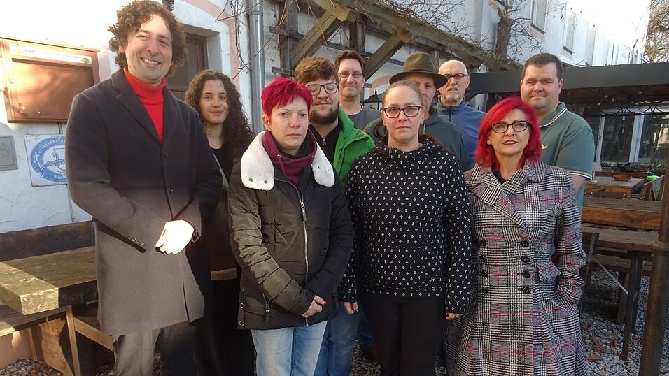 Die Stadtratskandidaten: (v.l.) Dennis Sch&ouml;tz , Monika Weber, Stefanie Heiland, Ignaz Pfisterer( gr&uuml;ne Jacke) , Philipp Gra&szlig;l (hinten), Nicole M&auml;rcz, Johann Muggenthaler (mit Hut) , Klaus-Dieter Neumann ( hinten ), Silvia Mizrak und Torsten Zankl.