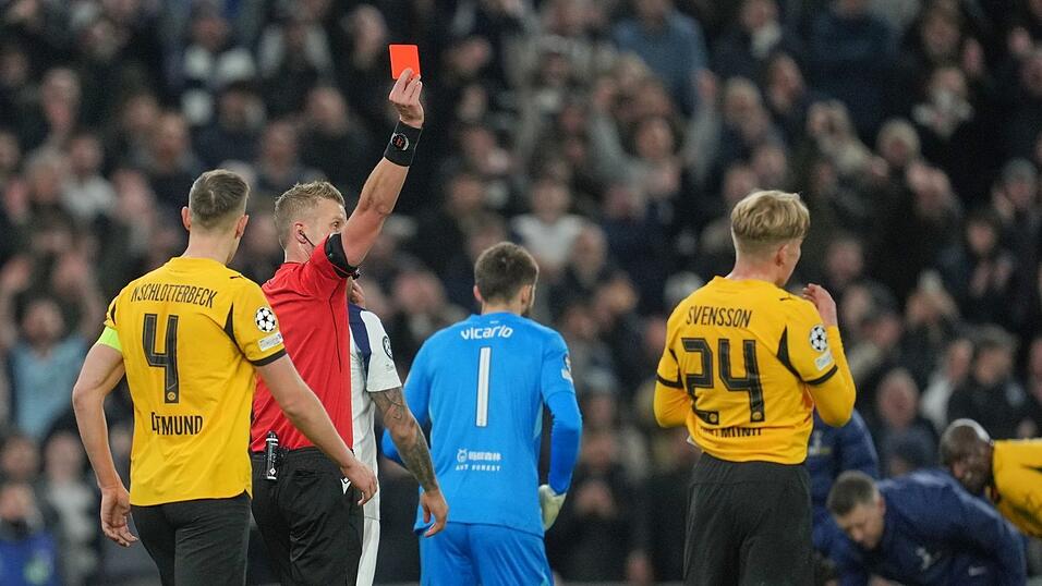 Dortmund spielte fr&uuml;h nur noch mit zehn Mann.