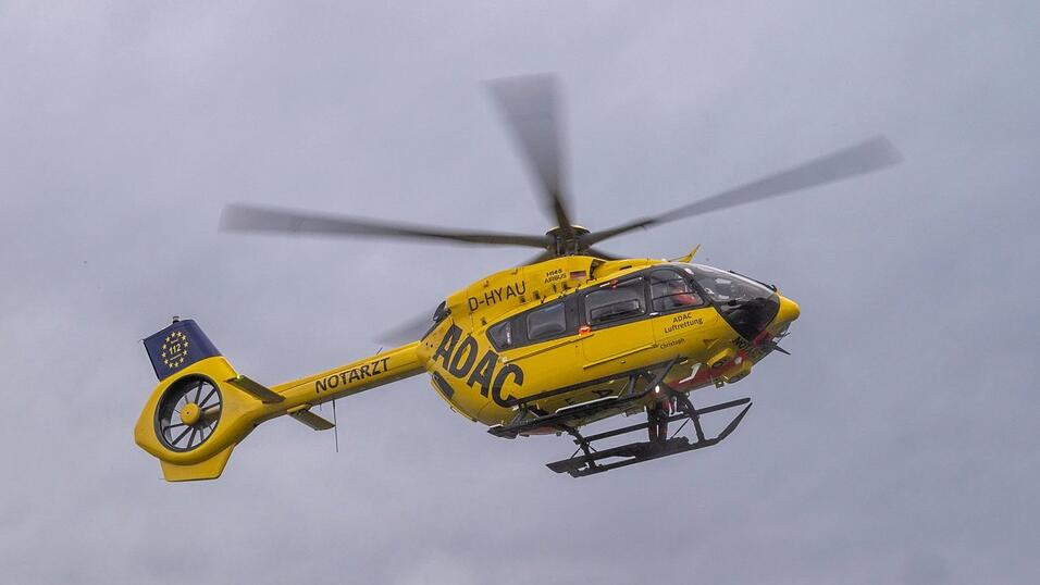 Die Mitfahrerin musste per Rettungshubschrauber in eine Klinik geflogen werden. (Symbolbild) Die Mitfahrerin musste per Rettungshubschrauber in eine Klinik geflogen werden. (Symbolbild)