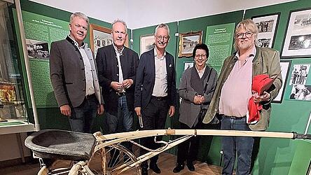 Sprachen &uuml;ber das legend&auml;re Pferd &bdquo;Simmerl&ldquo; (v.l.): Stadtrat Franz Schreyer, B&uuml;rgermeister Peter Stranninger, Oberb&uuml;rgermeister Markus Pannermayr, Altb&uuml;rgermeisterin Maria Stelzl und Museumsdirektor Prof. Dr. G&uuml;nther Moosbauer.