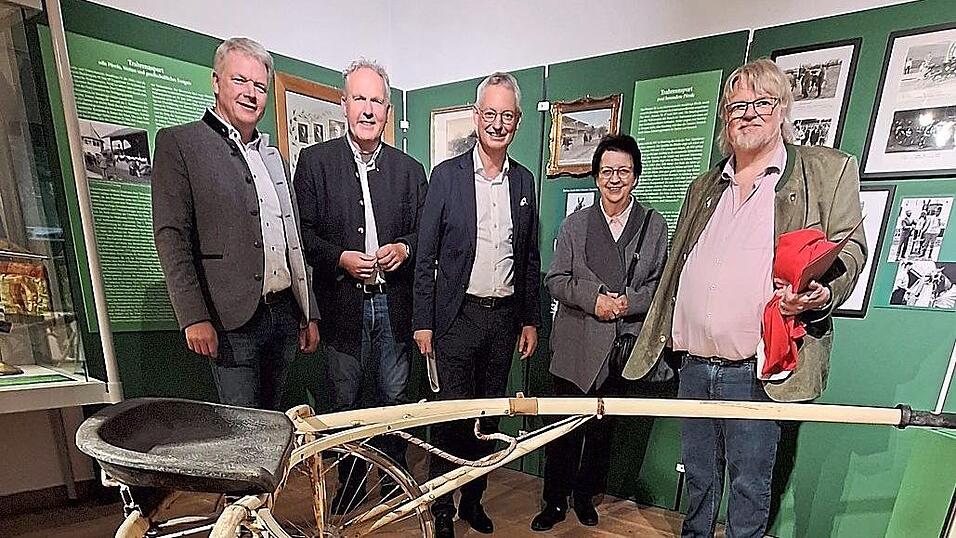 Sprachen &uuml;ber das legend&auml;re Pferd &bdquo;Simmerl&ldquo; (v.l.): Stadtrat Franz Schreyer, B&uuml;rgermeister Peter Stranninger, Oberb&uuml;rgermeister Markus Pannermayr, Altb&uuml;rgermeisterin Maria Stelzl und Museumsdirektor Prof. Dr. G&uuml;nther Moosbauer.