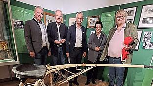 Sprachen über das legendäre Pferd „Simmerl“ (v.l.): Stadtrat Franz Schreyer, Bürgermeister Peter Stranninger, Oberbürgermeister Markus Pannermayr, Altbürgermeisterin Maria Stelzl und Museumsdirektor Prof. Dr. Günther Moosbauer. Sprachen über das legendäre Pferd „Simmerl“ (v.l.): Stadtrat Franz Schreyer, Bürgermeister Peter Stranninger, Oberbürgermeister Markus Pannermayr, Altbürgermeisterin Maria Stelzl und Museumsdirektor Prof. Dr. Günther Moosbauer.