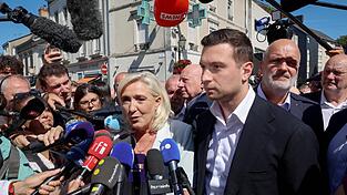 Marine Le Pen hatte und der Vorsitzende des Rassemblement National, Jordan Bardella (r.) bilden ein ungewöhnliches Tandem. Marine Le Pen hatte und der Vorsitzende des Rassemblement National, Jordan Bardella (r.) bilden ein ungewöhnliches Tandem.