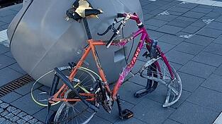 Völlig zerstört ist das Fahrrad, das am Sonntag unter eine Lokomotive geworfen wurde. Die Bundespolizei sucht nach Zeugen. Völlig zerstört ist das Fahrrad, das am Sonntag unter eine Lokomotive geworfen wurde. Die Bundespolizei sucht nach Zeugen.