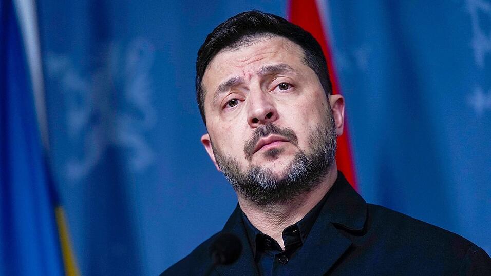Der ukrainische Präsident Wolodymyr Selenskyj hat den USA für die Wiederherstellung der Starlink-Verbindung gedankt und fordert nun erneut die Lieferung bereits zugesagter Flugabwehrraketen. (Archivbild) Der ukrainische Präsident Wolodymyr Selenskyj hat den USA für die Wiederherstellung der Starlink-Verbindung gedankt und fordert nun erneut die Lieferung bereits zugesagter Flugabwehrraketen. (Archivbild)