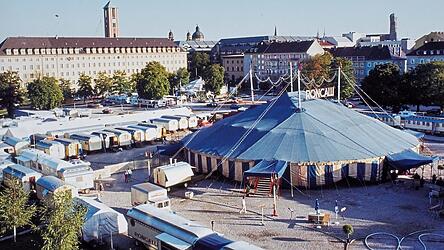 Roncalli mit seinem Zirkus-Zelt und Fuhrpark an dem Ort, wo alles angefangen hat: auf dem Areal der ehemaligen T&uuml;rkenkaserne zwischen T&uuml;rken-, Theresien- Gabelsberger- und Barer Stra&szlig;e, das jahrzehntelang als Parkplatz diente. Heute steht auf diesem Gel&auml;nde die Pinakothek der Moderne.