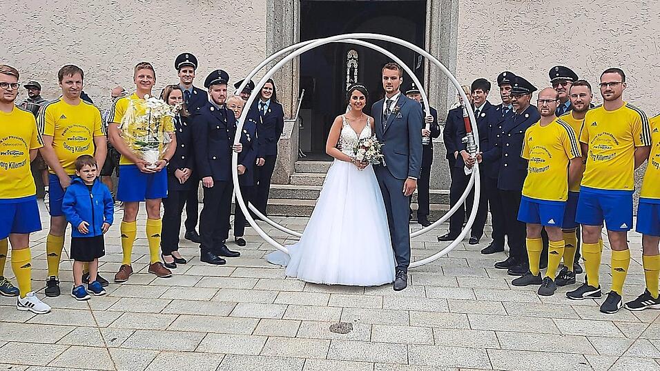Auch die SG Sch&ouml;nthal/Premeischl und die FFW Grassersdorf gratulierten Julia und Martin Bauer zur Hochzeit.
