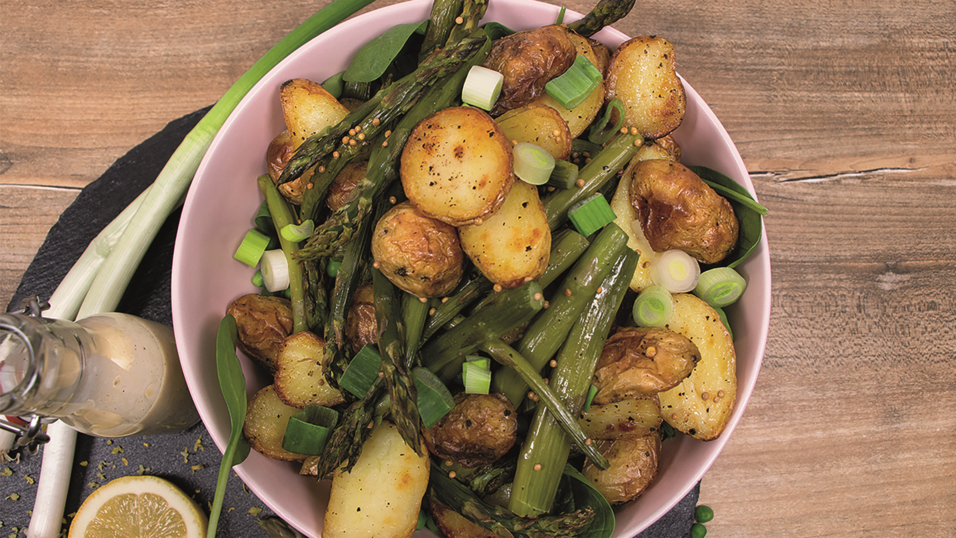 Schmeckt nach Frühling: warmer Kartoffelsalat mit grünem Spargel.