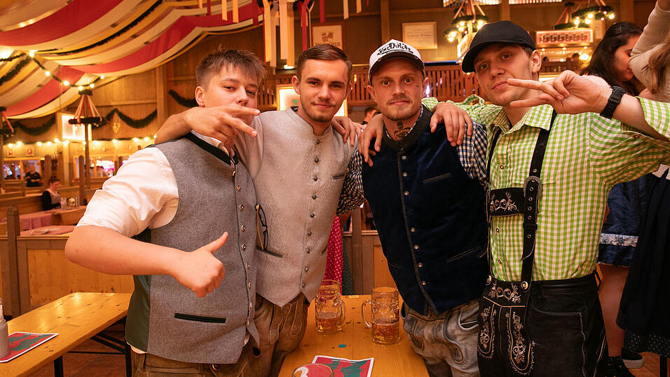 Die Partybilder vom Sonntag, 17. August, aus dem Festzelt Krönner. Die Partybilder vom Sonntag, 17. August, aus dem Festzelt Krönner.