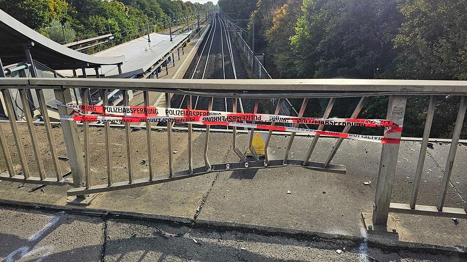 Nach einem Stellwerksbrand und einem Unfall bei Hannover kommt es auf der Strecke Hannover–Berlin weiter zu Verspätungen und Ausfällen. Nach einem Stellwerksbrand und einem Unfall bei Hannover kommt es auf der Strecke Hannover–Berlin weiter zu Verspätungen und Ausfällen.