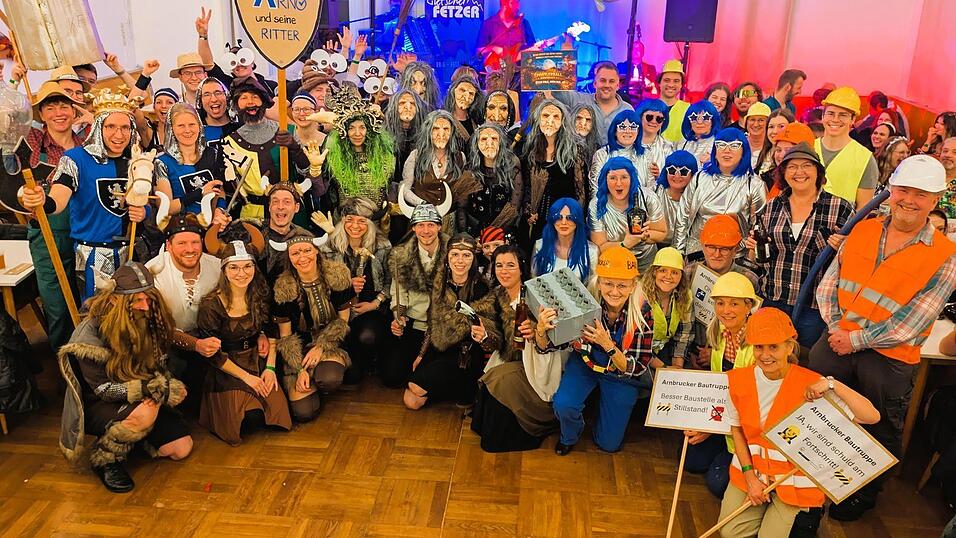 Die Gewinner der Maskenprämierung stellten sich zum Erinnerungsfoto auf. Die beiden ersten Plätze erzielten Elli (mittig in grün) als grünes Seeungeheuer und die „Hexen“ mit ihren schauerlichen Gesichtsmasken. Die Gewinner der Maskenprämierung stellten sich zum Erinnerungsfoto auf. Die beiden ersten Plätze erzielten Elli (mittig in grün) als grünes Seeungeheuer und die „Hexen“ mit ihren schauerlichen Gesichtsmasken.