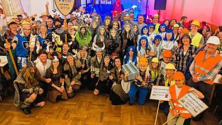 Die Gewinner der Maskenprämierung stellten sich zum Erinnerungsfoto auf. Die beiden ersten Plätze erzielten Elli (mittig in grün) als grünes Seeungeheuer und die „Hexen“ mit ihren schauerlichen Gesichtsmasken. Die Gewinner der Maskenprämierung stellten sich zum Erinnerungsfoto auf. Die beiden ersten Plätze erzielten Elli (mittig in grün) als grünes Seeungeheuer und die „Hexen“ mit ihren schauerlichen Gesichtsmasken.