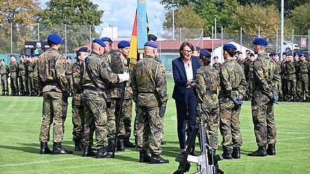 Nach dem offiziellen Diensteid gratulieren Rains Bürgermeisterin Anita Bogner sowie die militärische Führung den Rekrutinnen und Rekruten der Gelöbnisabordnung persönlich. Nach dem offiziellen Diensteid gratulieren Rains Bürgermeisterin Anita Bogner sowie die militärische Führung den Rekrutinnen und Rekruten der Gelöbnisabordnung persönlich.