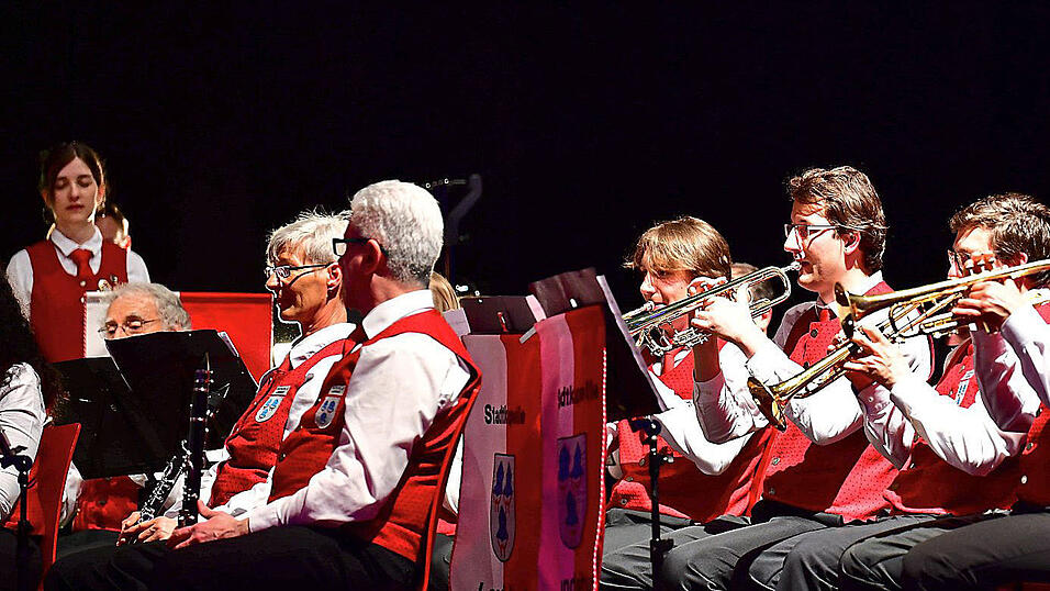 Die Musiker der Stadtkapelle boten ihrem Publikum ein sehr abwechslungsreiches Fr&uuml;hjahrskonzert.