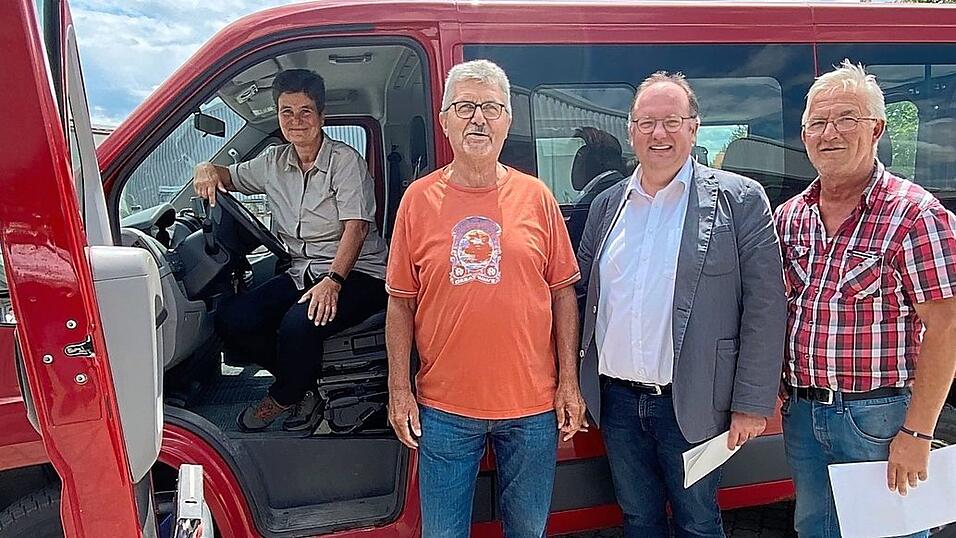 Werner Brielbeck (2.v.l.) ist einer der neuen ehrenamtlichen Fahrer des B&uuml;rgerbusses und wurde am Dienstag von der Fahrerin Uschi Hagn (links, am Steuer) eingewiesen. P&uuml;nktlich schickten B&uuml;rgermeister Herbert Lichtinger (2.v.r.) und Bauhof-Leiter Stefan Hierl die beiden los auf die erste Tour.