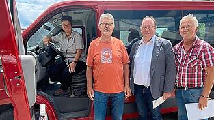 Werner Brielbeck (2.v.l.) ist einer der neuen ehrenamtlichen Fahrer des B&uuml;rgerbusses und wurde am Dienstag von der Fahrerin Uschi Hagn (links, am Steuer) eingewiesen. P&uuml;nktlich schickten B&uuml;rgermeister Herbert Lichtinger (2.v.r.) und Bauhof-Leiter Stefan Hierl die beiden los auf die erste Tour.
