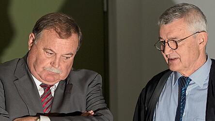 Josef Schäch (links) und sein Anwalt Hans-Dieter Gross am 17. September 2014 im Gerichtssaal des Landgericht München II. Einen Tag später stellten die Richter das Strafverfahren ein. Nun wird der 78-Jährige erneut für das Amt des Bürgermeisters in Wolnzach kandidieren.