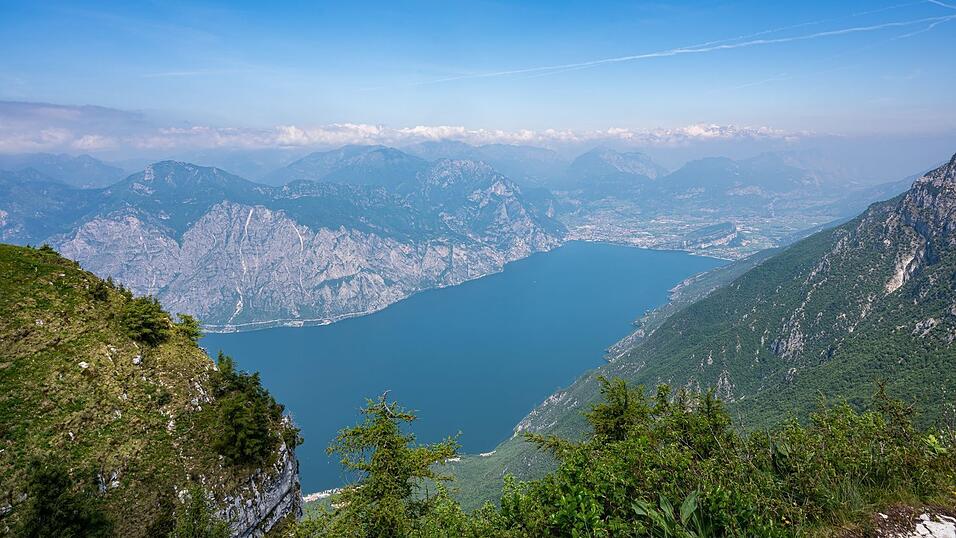 Schon wieder ein tödliches Unglück: Ein deutscher Gleitschirmflieger stirbt am Gardasee. (Archivbild) Schon wieder ein tödliches Unglück: Ein deutscher Gleitschirmflieger stirbt am Gardasee. (Archivbild)