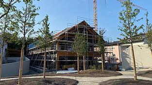 Der Rohbau der Stadtbibliothek ist weitestgehend fertiggestellt. In den nächsten Tagen folgt die Holzfassade. Der Rohbau der Stadtbibliothek ist weitestgehend fertiggestellt. In den nächsten Tagen folgt die Holzfassade.