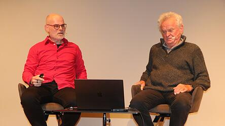 Moderator Tobias B&uuml;cklein gab Sepp Maier (rechts) die Stichworte und gestaltete den Abend auch mit musikalischen Einlagen.