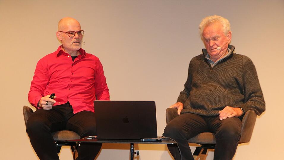 Moderator Tobias Bücklein gab Sepp Maier (rechts) die Stichworte und gestaltete den Abend auch mit musikalischen Einlagen. Moderator Tobias Bücklein gab Sepp Maier (rechts) die Stichworte und gestaltete den Abend auch mit musikalischen Einlagen.
