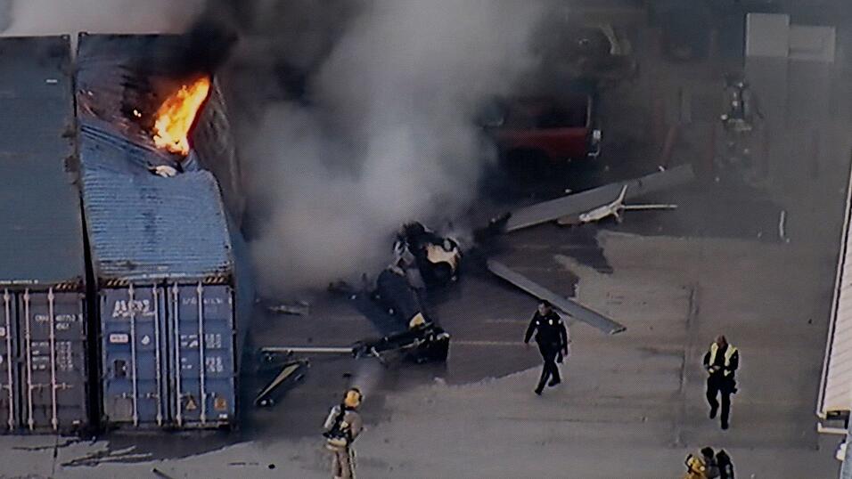In Los Angeles ist ein Hubschrauber abgestürzt und in Flammen aufgegangen. In Los Angeles ist ein Hubschrauber abgestürzt und in Flammen aufgegangen.