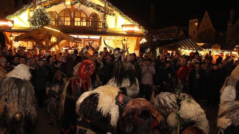 Die Perchtengruppe 'Frisinger Fratz'n' trat am Mittwochabend auf dem Landshuter Christkindlmarkt auf. Die Perchtengruppe 'Frisinger Fratz'n' trat am Mittwochabend auf dem Landshuter Christkindlmarkt auf.