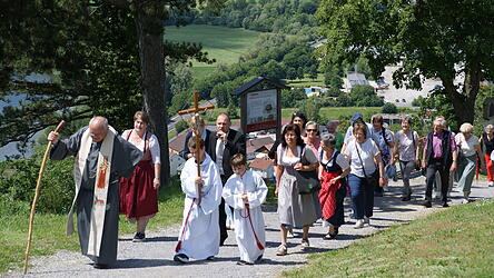 Zur lieben Frau auf den Bogenberg zogen wieder viele Landfrauen, vereinzelt auch begleitet von ihren Ehemännern. Dabei waren auch Kreisbäuerin Claudia Erndl, ihre Stellvertreterin Brigitte Landstorfer, sowie die Geistlichen Herren Pater Dariusz Bryk und Pfarrer Leo Heinrich.