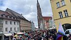 Über 1.200 Teilnehmer nehmen laut Angaben der Polizei am CSD in Landshut teil.