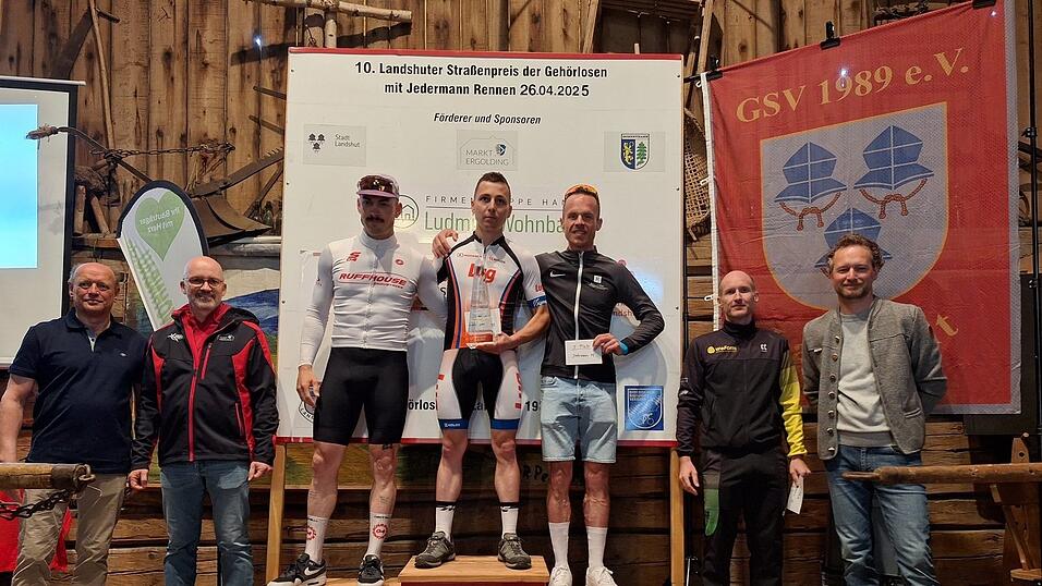 Die Siegerehrung bei den Amateuren mit Hans-Peter Summer, Andreas Kraus, das Siegertrio und Thomas Hanke, Vorsitzender des GSV Landshut und Organisator.