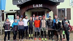 „Weihnachtswichtel, Christkind und Nikolaus rücken wieder mit dem Laufschuh aus“ - so hieß es am Sonntag beim Adventslauf des Teams Gamsbock. „Weihnachtswichtel, Christkind und Nikolaus rücken wieder mit dem Laufschuh aus“ - so hieß es am Sonntag beim Adventslauf des Teams Gamsbock.