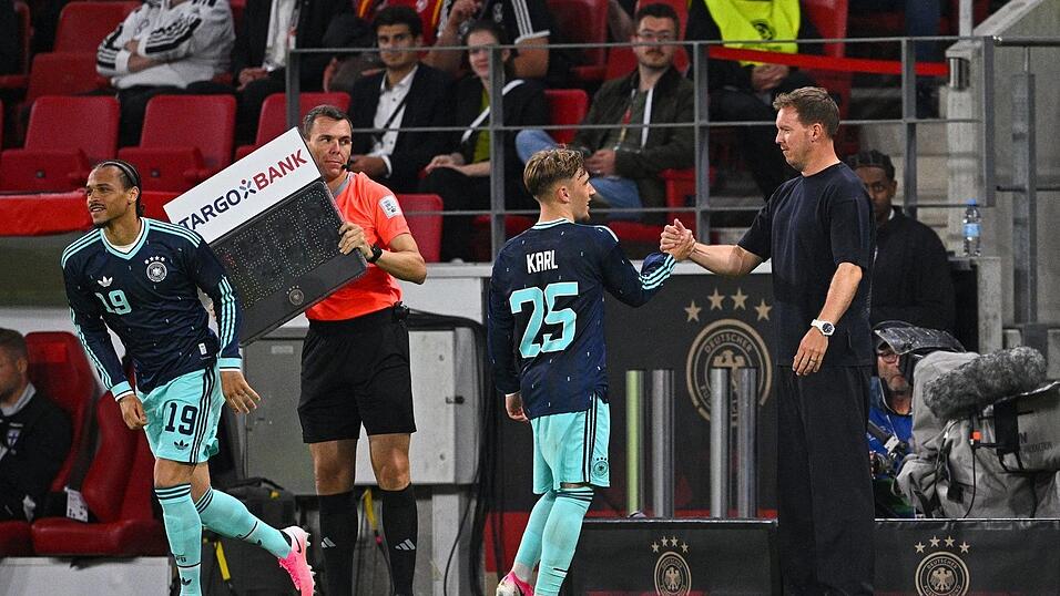 Bundestrainer Nagelsmann beglückwünscht Karl bei seiner Auswechslung. Bundestrainer Nagelsmann beglückwünscht Karl bei seiner Auswechslung.