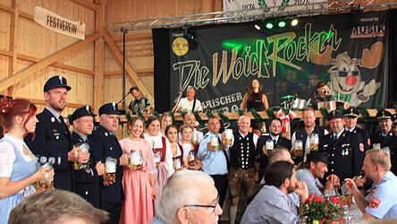 Ehreng&auml;ste und Vorstandschaft sto&szlig;en auf ein friedliches Fest an.