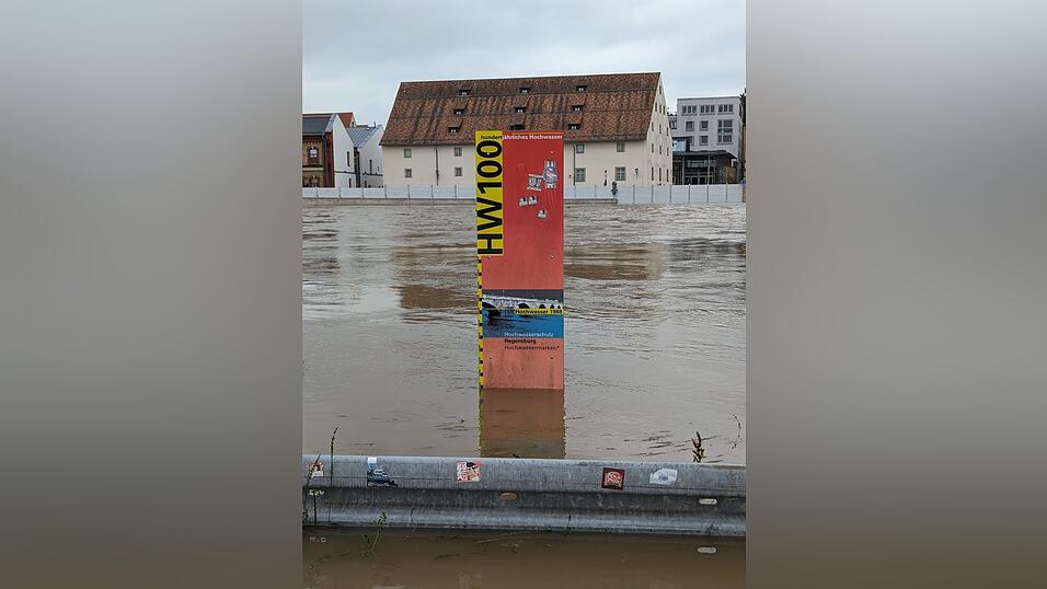 Das Wasser ist am Montag noch nicht am Scheitelpunkt angekommen. Um 14 Uhr lag der Stand der Donau beim Eisernen Steg bei 6,03 Metern. Das Wasser ist am Montag noch nicht am Scheitelpunkt angekommen. Um 14 Uhr lag der Stand der Donau beim Eisernen Steg bei 6,03 Metern.