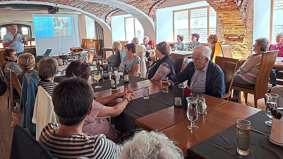 Franz Reuel (hinten links) informierte die Pfarrsenioren &uuml;ber Wallfahrtsorte und ihre Geschichte.