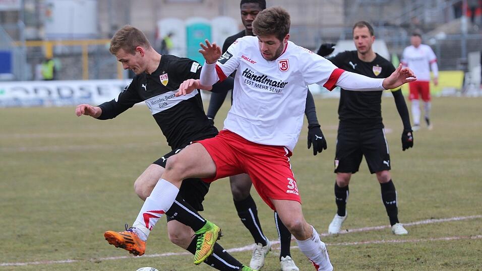 Der SSV Jahn Regensburg hat das Heimspiel gegen den VfB Stuttgart II mit 4:1 gewonnen und setzt seine Aufholjagd fort. (Foto: Fabian Ro&szlig;mann)