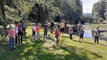 Sichtlich Freude und Spa&szlig; hatten die jugendlichen Teilnehmer und ihr Betreuerstab bei er auf zwei Tage aufgeteilten Ferienaktion 'Fischen an den Angelteichen'.