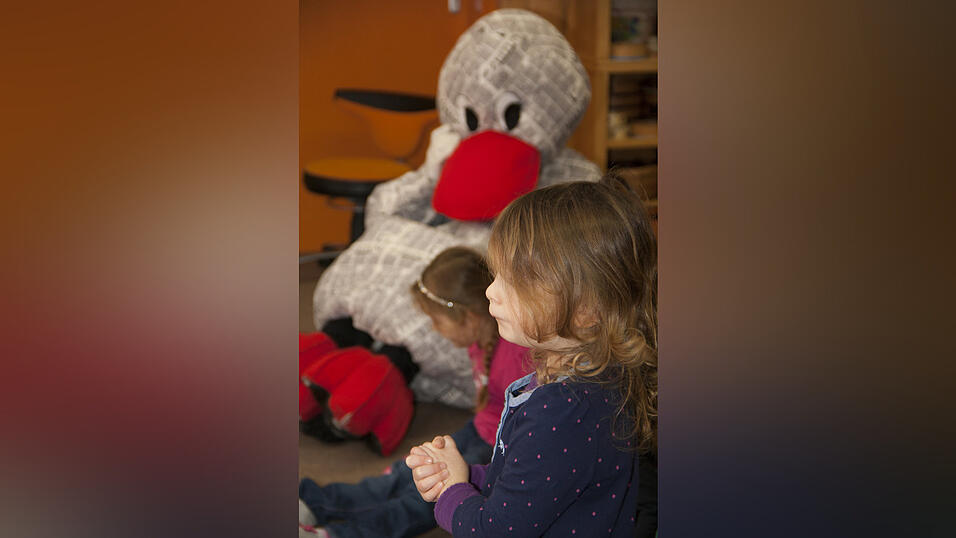 20 Kindergartenkinder des Städtischen Kindergartens in Sossau testen Anfang Januar für drei Wochen ein besonderes Projekt der Mediengruppe Straubinger Tagblatt//Landshuter Zeitung. Nach dem Zeitungsprojekt in Schulen starten die Redakteure der Jugend- und Schulredaktion das Pilotprojekt 'Zeitung im Kindergarten'. Besonderes Highlight: Zeitungsmaskottchen Paula Print. 20 Kindergartenkinder des Städtischen Kindergartens in Sossau testen Anfang Januar für drei Wochen ein besonderes Projekt der Mediengruppe Straubinger Tagblatt//Landshuter Zeitung. Nach dem Zeitungsprojekt in Schulen starten die Redakteure der Jugend- und Schulredaktion das Pilotprojekt 'Zeitung im Kindergarten'. Besonderes Highlight: Zeitungsmaskottchen Paula Print.